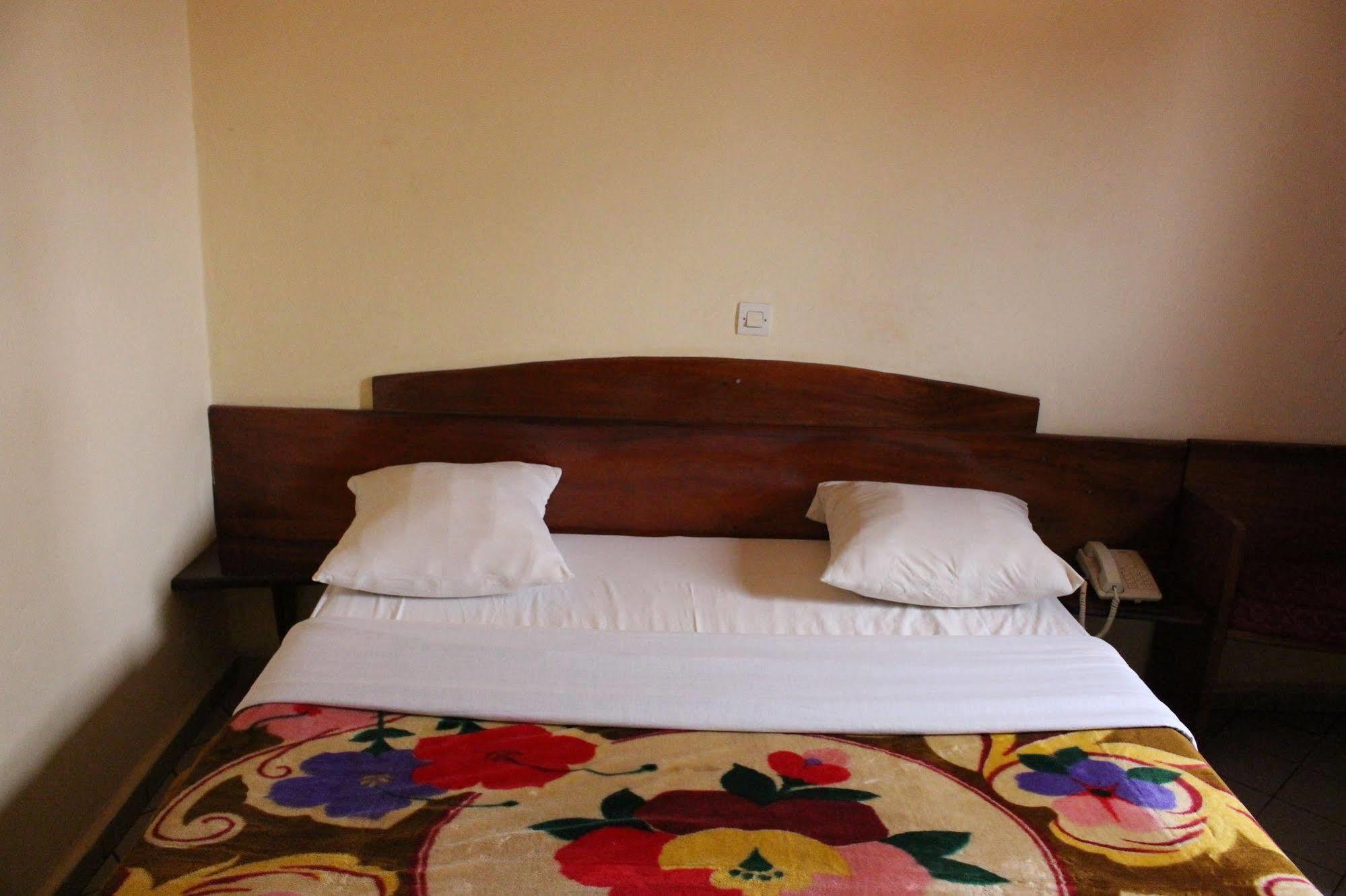 Hotel Altitel Bafoussam Exterior foto